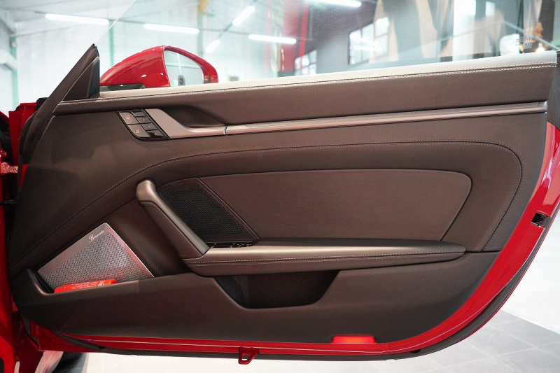 ポルシェ 911(Type992) Targa 4 PDK スポクロ スポーツテールパイプ 20/21インチカレラクラシックホイール レザーインテリア 14wayシート Burmesterサウンド 中古車 中古車