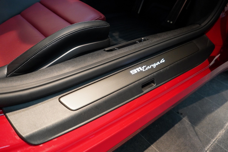 ポルシェ 911(Type992) Targa 4 PDK スポクロ スポーツテールパイプ 20/21インチカレラクラシックホイール レザーインテリア 14wayシート Burmesterサウンド 中古車 中古車