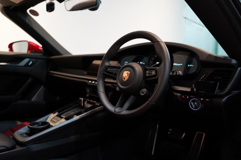 ポルシェ 911(Type992) Targa 4 PDK スポクロ スポーツテールパイプ 20/21インチカレラクラシックホイール レザーインテリア 14wayシート Burmesterサウンド 中古車 中古車