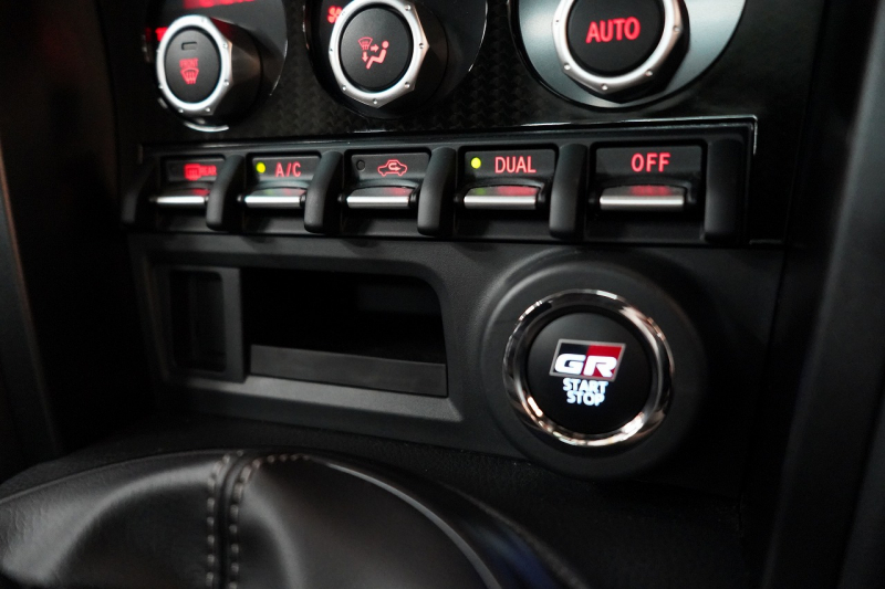 トヨタ 86 GR 6MT  1オーナー BLITZマフラー モノブロックブレーキ 専用17インチ鍛造軽量ホイール 禁煙車 中古車 中古車