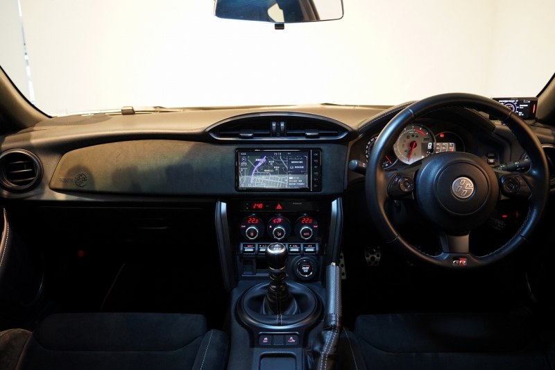 トヨタ 86 GR 6MT  1オーナー BLITZマフラー モノブロックブレーキ 専用17インチ鍛造軽量ホイール 禁煙車 中古車 中古車