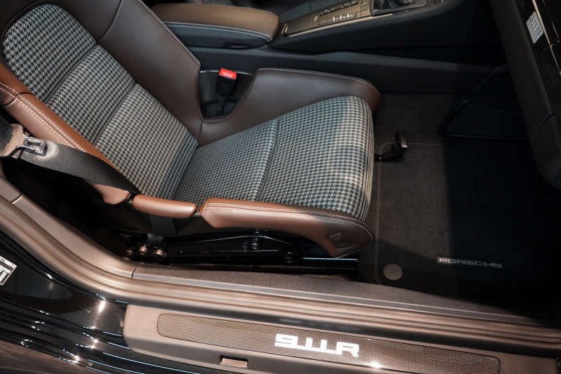 ポルシェ 911(Type991.1) 911R 世界限定車991台 LEDヘッド Fリフト スポーツクロノ ブラック×ブラウンレザーインテリア カスタムカラーブラック（日本1台）  中古車