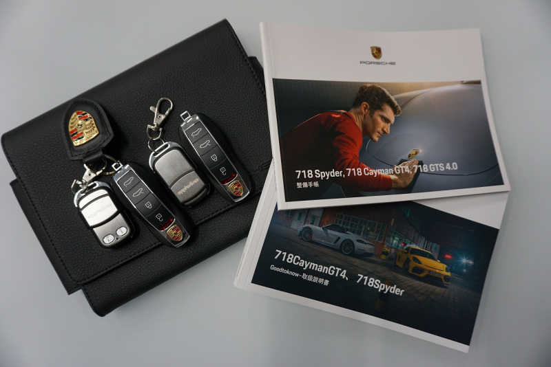 ポルシェ 718スパイダー Spyder  6MT クレヨン  LEDヘッドライト レザーインテリア カーボンインテリア  中古車