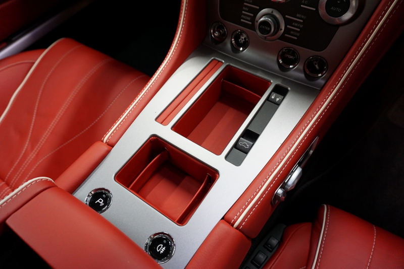 アストンマーティン ヴィラージュ Virage タッチトロニック2　正規ディーラー カーボンブレーキ OP20インチホイール 中古車 中古車