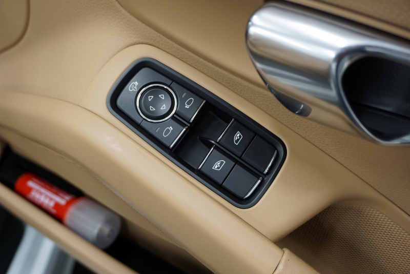 ポルシェ 718 ボクスター 718Boster PDK  スポーツクロノパッケージ ディーラー車検取得済・タイヤ新品交換済  中古車