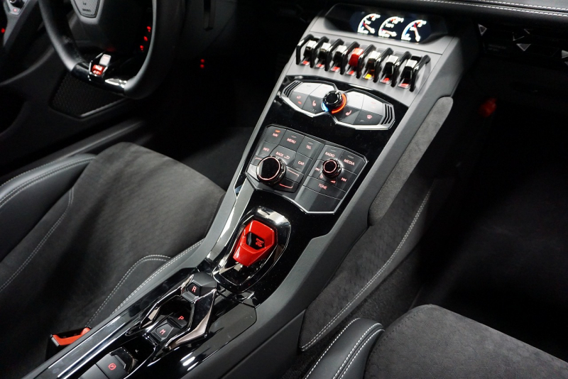 ランボルギーニ ウラカン Huracan 610-4 AVIO 正規ディーラー車 世界限定250台  中古車