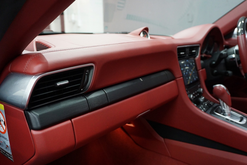 ポルシェ 911(Type991.2) 911(991.2)Targa4 GTS カーボンステアリング ボルドーレッドオールレザーインテリア 中古車 中古車