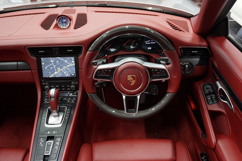 ポルシェ 911(Type991.2) 911(991.2)Targa4 GTS カーボンステアリング ボルドーレッドオールレザーインテリア 中古車 中古車
