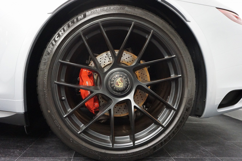ポルシェ 911(Type991.2) 911(991.2)Targa4 GTS カーボンステアリング ボルドーレッドオールレザーインテリア 中古車 中古車