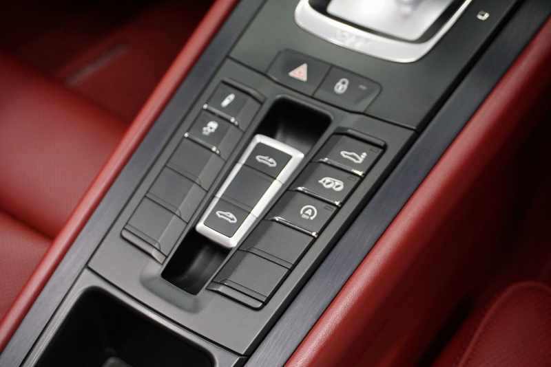 ポルシェ 911(Type991.2) 911(991.2)Targa4 GTS カーボンステアリング ボルドーレッドオールレザーインテリア 中古車 中古車