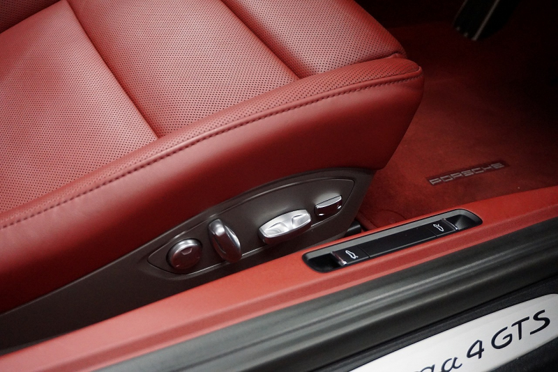 ポルシェ 911(Type991.2) 911(991.2)Targa4 GTS カーボンステアリング ボルドーレッドオールレザーインテリア 中古車 中古車