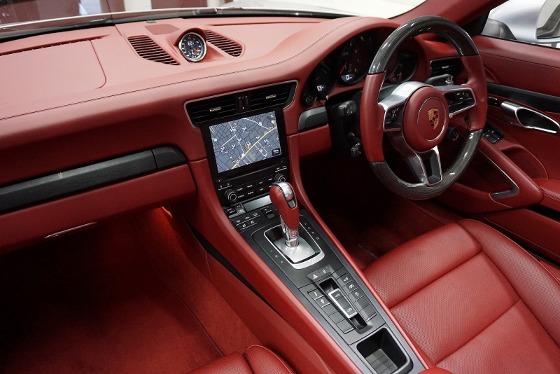 ポルシェ 911(Type991.2) 911(991.2)Targa4 GTS カーボンステアリング ボルドーレッドオールレザーインテリア 中古車 中古車