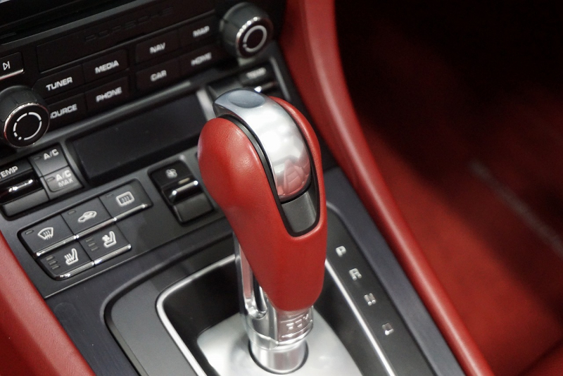 ポルシェ 911(Type991.2) 911(991.2)Targa4 GTS カーボンステアリング ボルドーレッドオールレザーインテリア 中古車 中古車