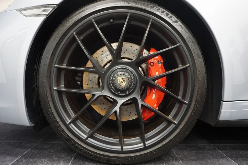 ポルシェ 911(Type991.2) 911(991.2)Targa4 GTS カーボンステアリング ボルドーレッドオールレザーインテリア 中古車 中古車