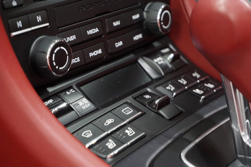 ポルシェ 911(Type991.2) 911(991.2)Targa4 GTS カーボンステアリング ボルドーレッドオールレザーインテリア 中古車 中古車