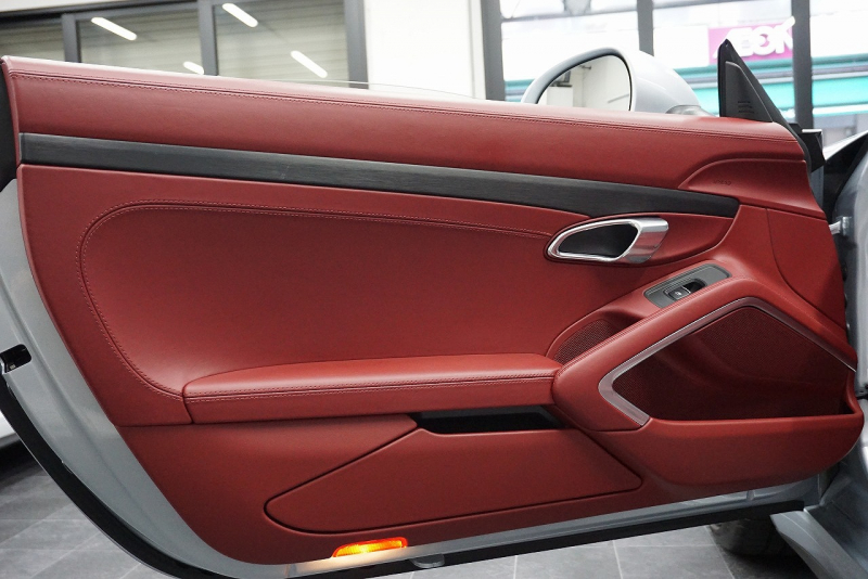 ポルシェ 911(Type991.2) 911(991.2)Targa4 GTS カーボンステアリング ボルドーレッドオールレザーインテリア 中古車 中古車