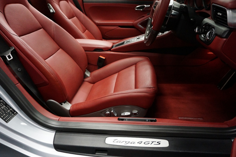 ポルシェ 911(Type991.2) 911(991.2)Targa4 GTS カーボンステアリング ボルドーレッドオールレザーインテリア 中古車 中古車