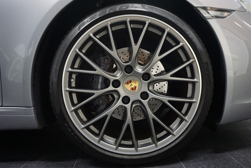 ポルシェ 911(Type991.2) 911Carrera 7MT スポーツクロノパッケージ RSスパイダー20ホイール  エントリー＆ドライブ GTシルバーメタリック 中古車 中古車