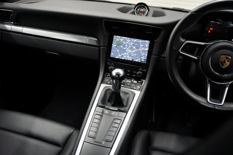 ポルシェ 911(Type991.2) 911Carrera 7MT スポーツクロノパッケージ RSスパイダー20ホイール  エントリー＆ドライブ GTシルバーメタリック 中古車 中古車