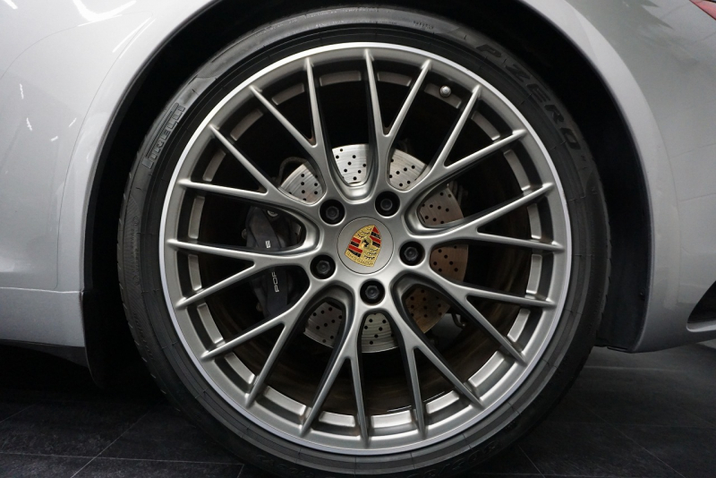 ポルシェ 911(Type991.2) 911Carrera 7MT スポーツクロノパッケージ RSスパイダー20ホイール  エントリー＆ドライブ GTシルバーメタリック 中古車 中古車