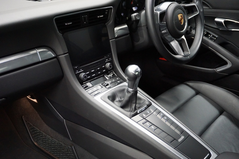 ポルシェ 911(Type991.2) 911Carrera 7MT スポーツクロノパッケージ RSスパイダー20ホイール  エントリー＆ドライブ GTシルバーメタリック 中古車 中古車