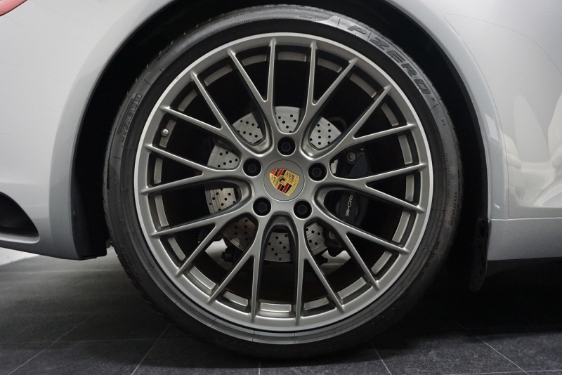 ポルシェ 911(Type991.2) 911Carrera 7MT スポーツクロノパッケージ RSスパイダー20ホイール  エントリー＆ドライブ GTシルバーメタリック 中古車 中古車