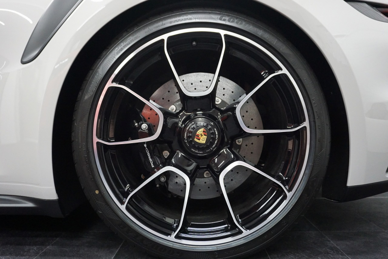 ポルシェ 911(Type992) 911（Type992）Turbo S Cabriolet　 PCCB TurboS Exclusiveホイール Fリフト クレヨン  OP3,383,900  中古車