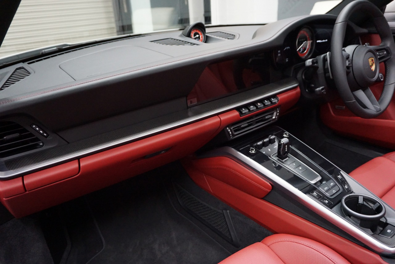 ポルシェ 911(Type992) 911（Type992）Turbo S Cabriolet　 PCCB TurboS Exclusiveホイール Fリフト クレヨン  OP3,383,900  中古車