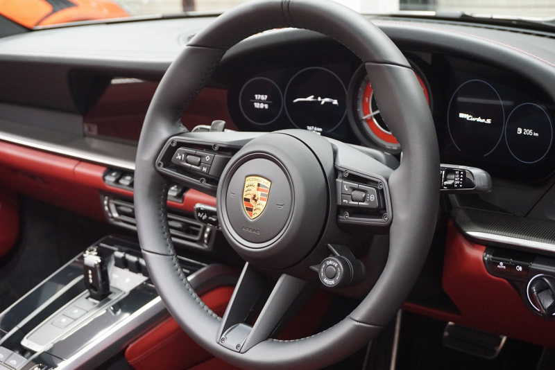 ポルシェ 911(Type992) 911（Type992）Turbo S Cabriolet　 PCCB TurboS Exclusiveホイール Fリフト クレヨン  OP3,383,900  中古車