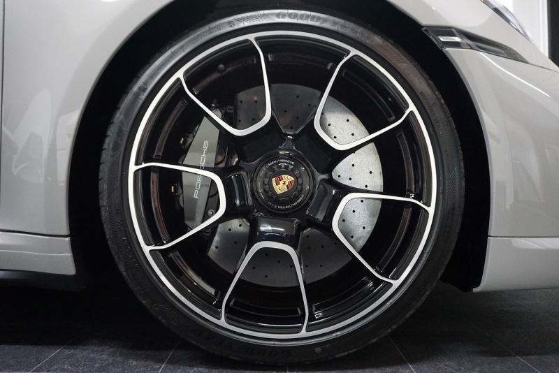 ポルシェ 911(Type992) 911（Type992）Turbo S Cabriolet　 PCCB TurboS Exclusiveホイール Fリフト クレヨン  OP3,383,900  中古車