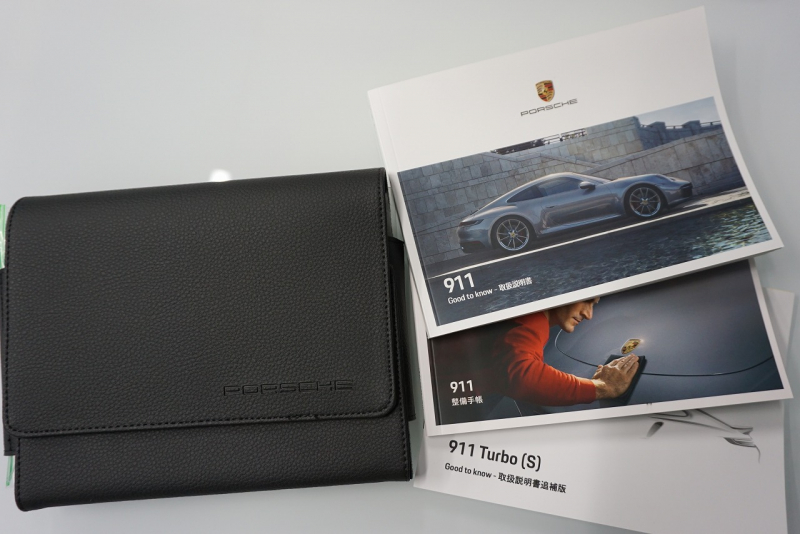 ポルシェ 911(Type992) 911（Type992）Turbo S Cabriolet　 PCCB TurboS Exclusiveホイール Fリフト クレヨン  OP3,383,900  中古車