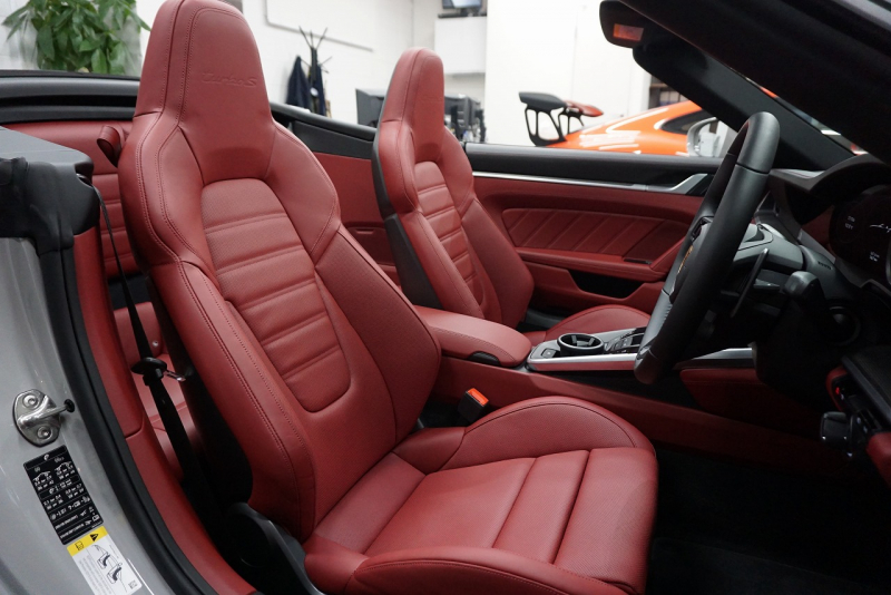 ポルシェ 911(Type992) 911（Type992）Turbo S Cabriolet　 PCCB TurboS Exclusiveホイール Fリフト クレヨン  OP3,383,900  中古車