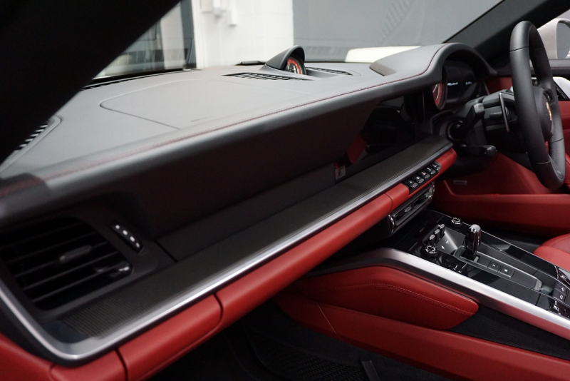 ポルシェ 911(Type992) 911（Type992）Turbo S Cabriolet　 PCCB TurboS Exclusiveホイール Fリフト クレヨン  OP3,383,900  中古車