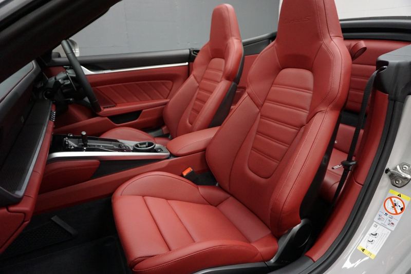 ポルシェ 911(Type992) 911（Type992）Turbo S Cabriolet　 PCCB TurboS Exclusiveホイール Fリフト クレヨン  OP3,383,900  中古車