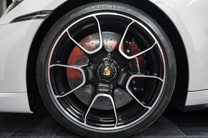 ポルシェ 911(Type992) 911（Type992）Turbo S Cabriolet　 PCCB TurboS Exclusiveホイール Fリフト クレヨン  OP3,383,900  中古車