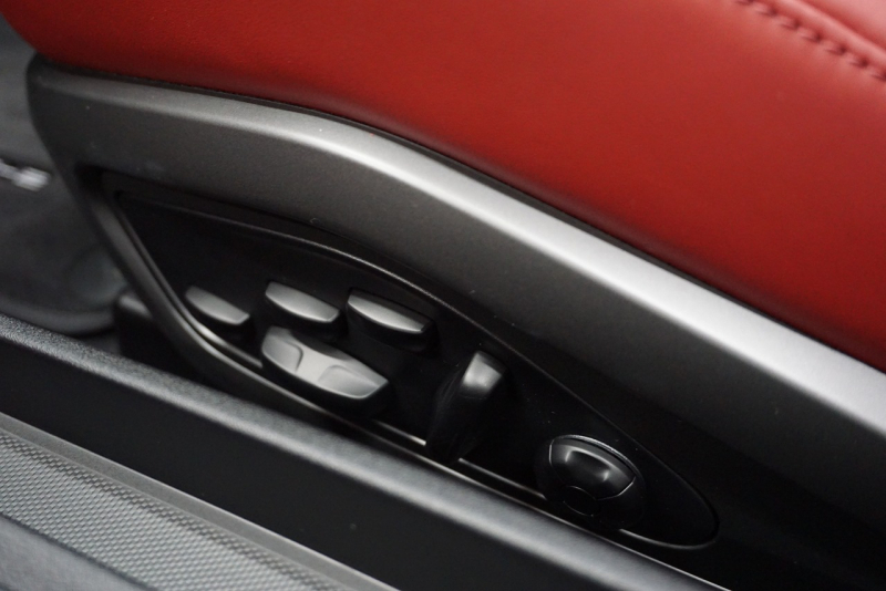 ポルシェ 911(Type992) 911（Type992）Turbo S Cabriolet　 PCCB TurboS Exclusiveホイール Fリフト クレヨン  OP3,383,900  中古車