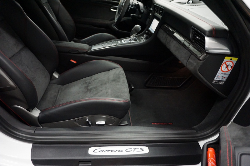 ポルシェ 911(Type991.1) 911Carrera GTS GTSカーマインレッドインテリア＆カーボンインテリア フロント＆Bカメ 中古車 中古車