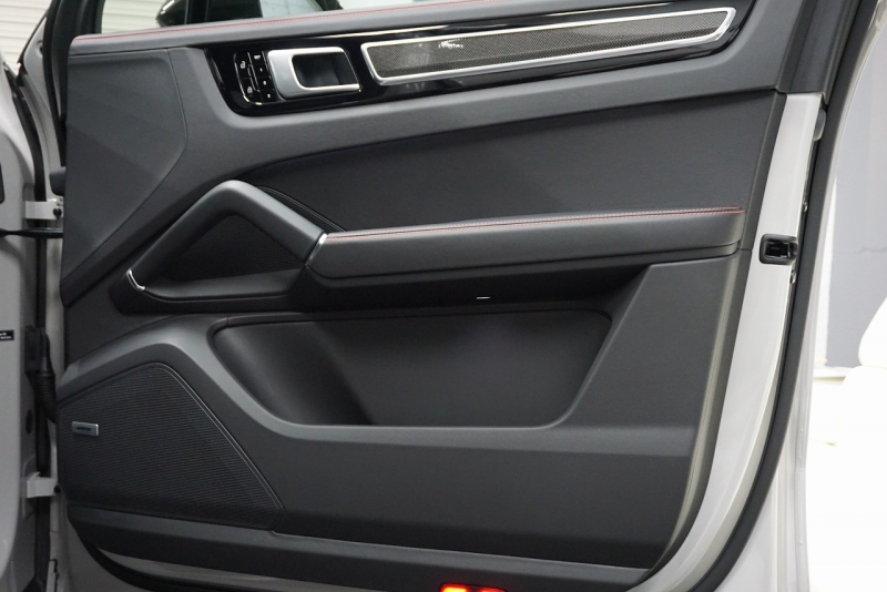 ポルシェ カイエン Cayenne GTS Coupe  Lightweight Sport Package Carbon  中古車