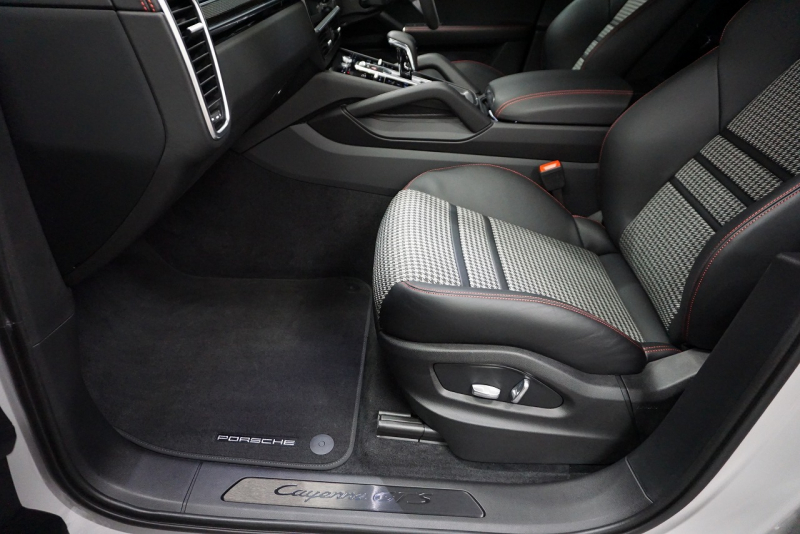 ポルシェ カイエン Cayenne GTS Coupe  Lightweight Sport Package Carbon  中古車