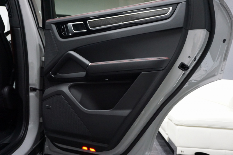 ポルシェ カイエン Cayenne GTS Coupe  Lightweight Sport Package Carbon  中古車