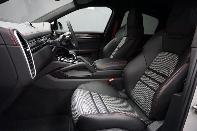 ポルシェ カイエン Cayenne GTS Coupe  Lightweight Sport Package Carbon  中古車