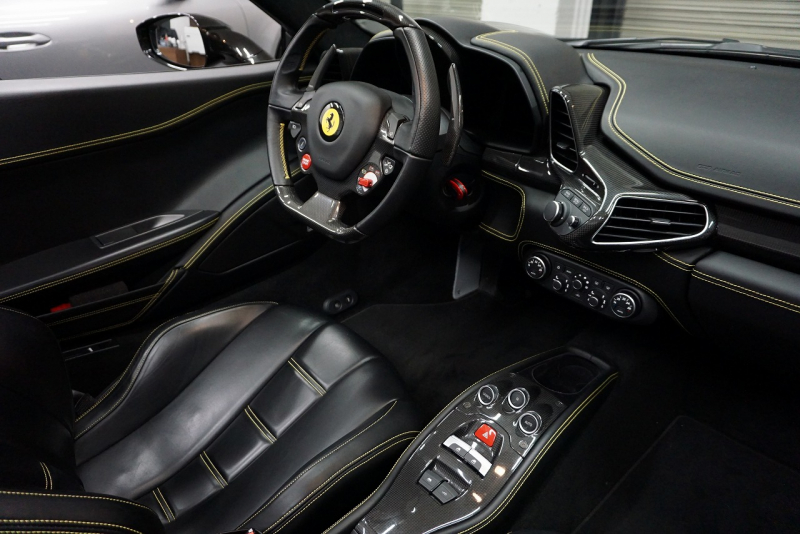 フェラーリ 458スパイダー 2015年最終年式正規ディーラー車 LEDカーボンステア ドライバーズゾーンカーボン  中古車