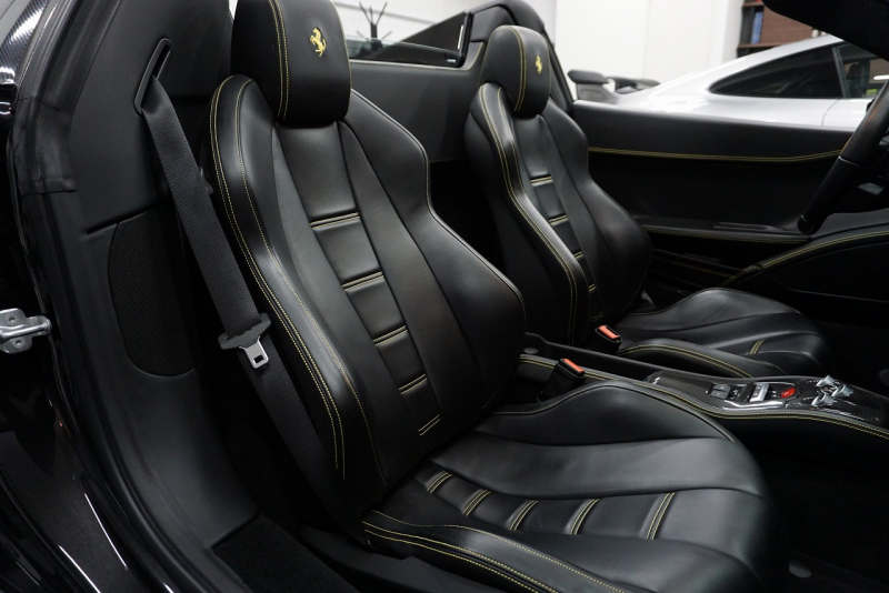 フェラーリ 458スパイダー 2015年最終年式正規ディーラー車 LEDカーボンステア ドライバーズゾーンカーボン  中古車