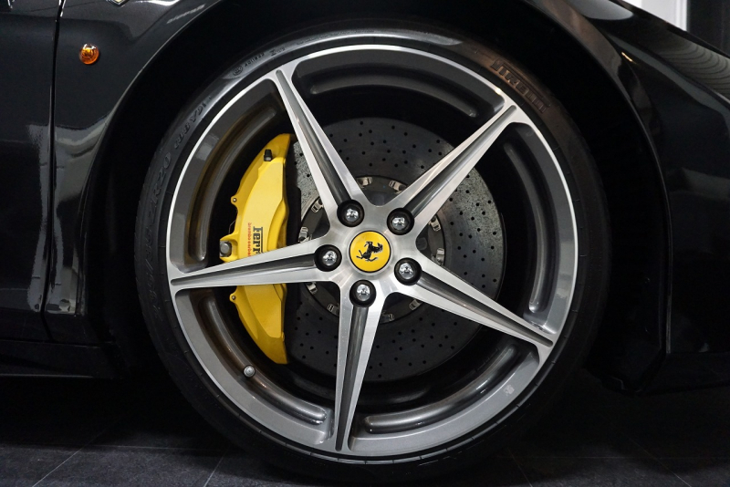 フェラーリ 458スパイダー 2015年最終年式正規ディーラー車 LEDカーボンステア ドライバーズゾーンカーボン  中古車