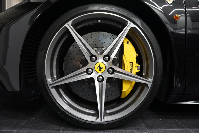 フェラーリ 458スパイダー 2015年最終年式正規ディーラー車 LEDカーボンステア ドライバーズゾーンカーボン  中古車