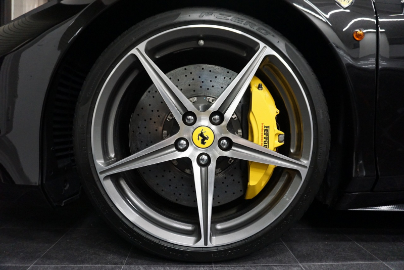 フェラーリ 458スパイダー 2015年最終年式正規ディーラー車 LEDカーボンステア ドライバーズゾーンカーボン  中古車