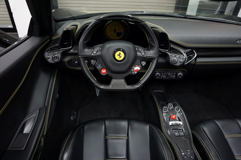 フェラーリ 458スパイダー 2015年最終年式正規ディーラー車 LEDカーボンステア ドライバーズゾーンカーボン  中古車