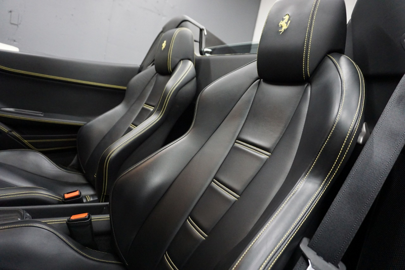 フェラーリ 458スパイダー 2015年最終年式正規ディーラー車 LEDカーボンステア ドライバーズゾーンカーボン  中古車