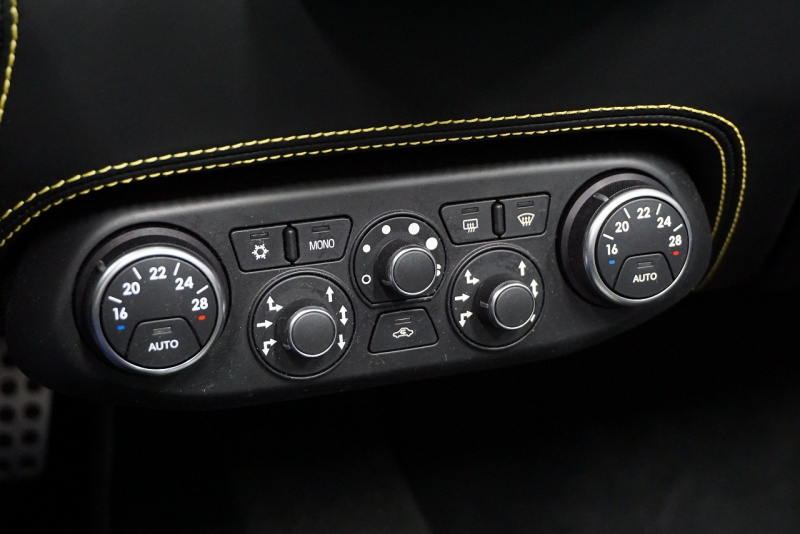 フェラーリ 458スパイダー 2015年最終年式正規ディーラー車 LEDカーボンステア ドライバーズゾーンカーボン  中古車