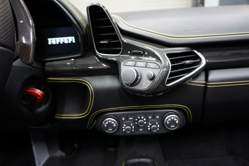 フェラーリ 458スパイダー 2015年最終年式正規ディーラー車 LEDカーボンステア ドライバーズゾーンカーボン  中古車